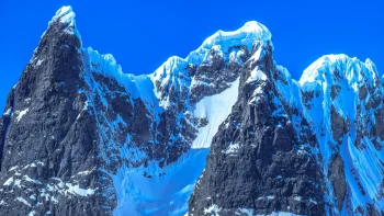 the snow-capped peaks of antarctica under a clear sky, antarctica, arctic, landscapes, mountains, peaks, hills, snow, winter, winters, nature, world