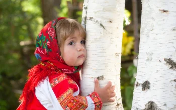 Дівчинка в павловопосадській хустці біля берези