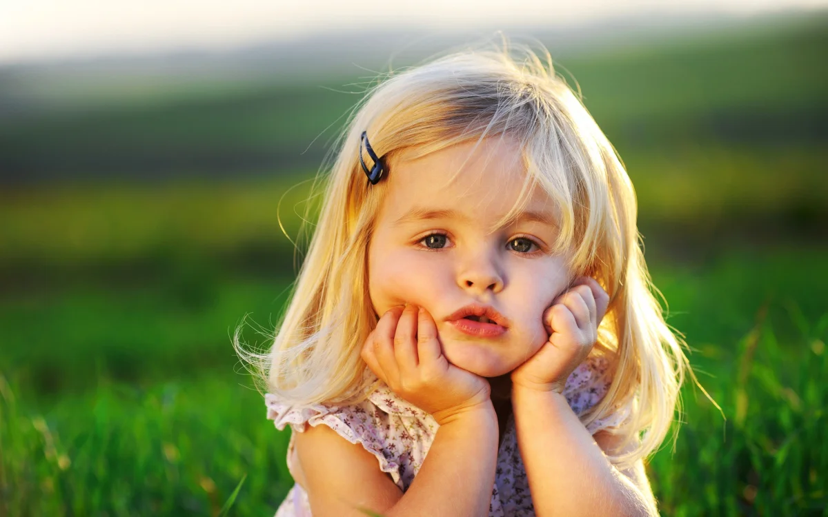 a girl on the grass, blondes, children, for kids, herb, herbs, lawns, little girls, look, views, glance, other, people