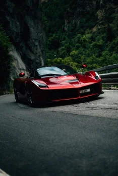 красный ferrari laferrari на горной дороге, ferrari laferrari, ferrari, горы, вершины, холмы, деревья, дороги, пути, трассы, шоссе, магистрали, автострады, проспекты, проезды, машины, автомобили, спорткары, суперкары, гиперкары, фары, феррари, авто