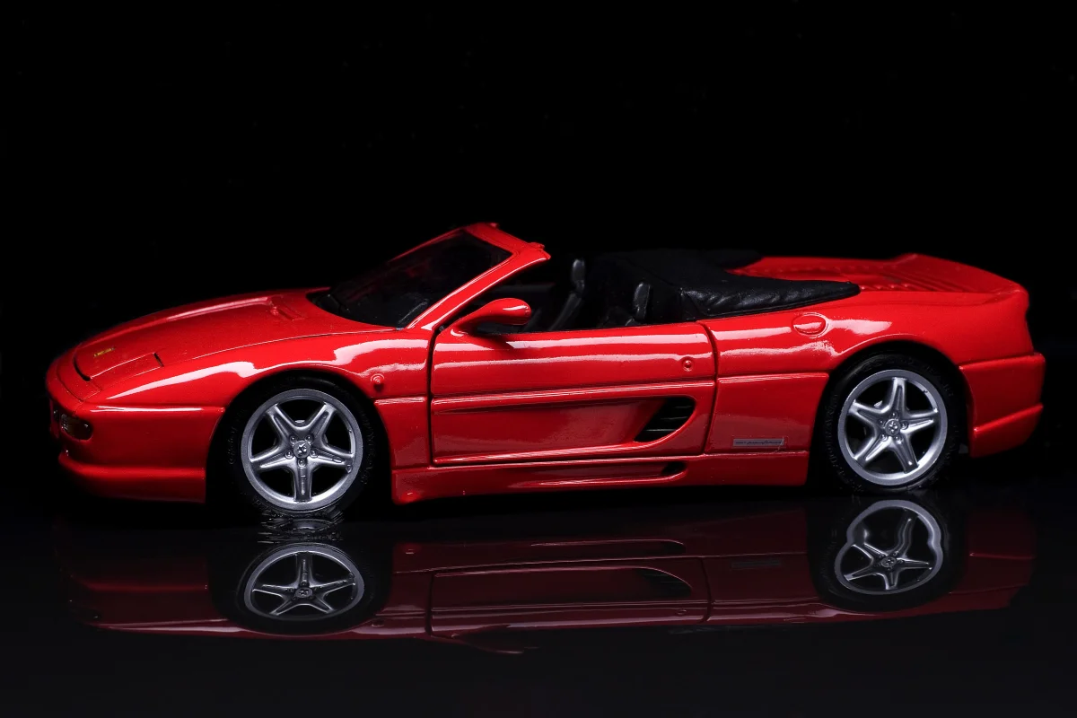 Красный Ferrari F355 Spider в глубокой тени