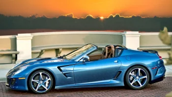 Синий Ferrari 599 SA Aperta на фоне закатного неба