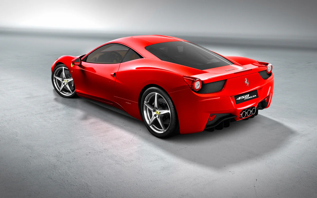 Красная Ferrari 458 Italia в студийном свете