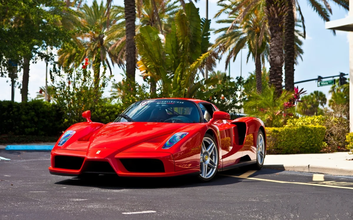 Красный Ferrari Enzo в лучах солнечного дня