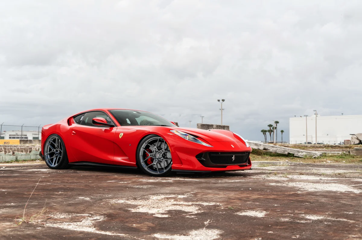 Ярко-красная Ferrari 812 Superfast на бетонной площадке