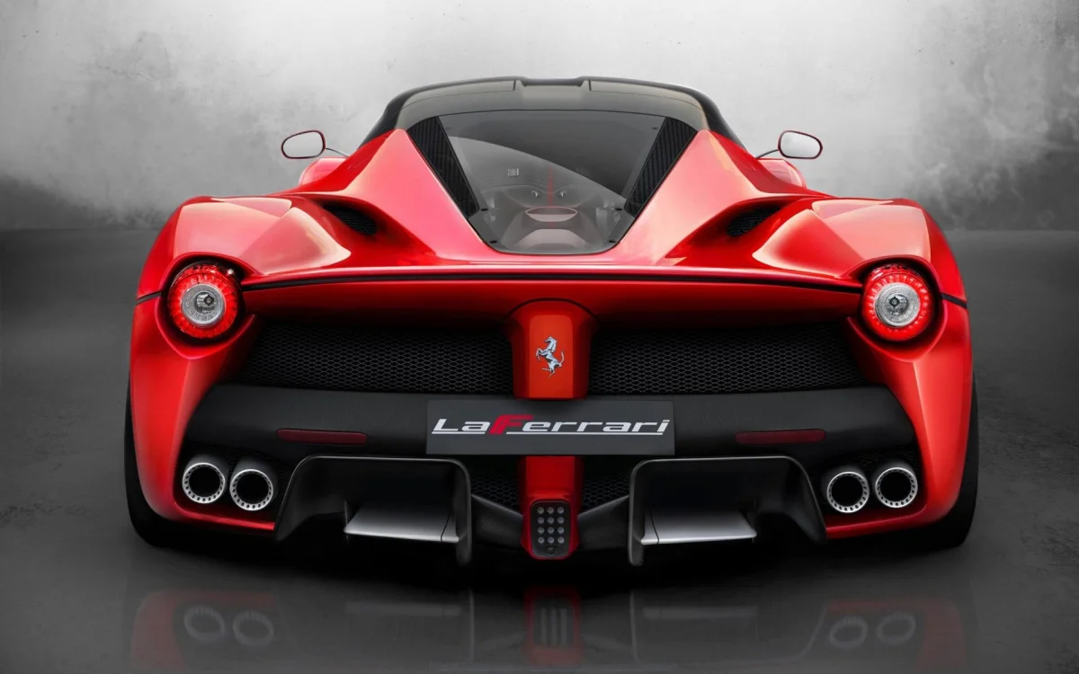 Вид сзади на ярко-красный LaFerrari в студийном освещении