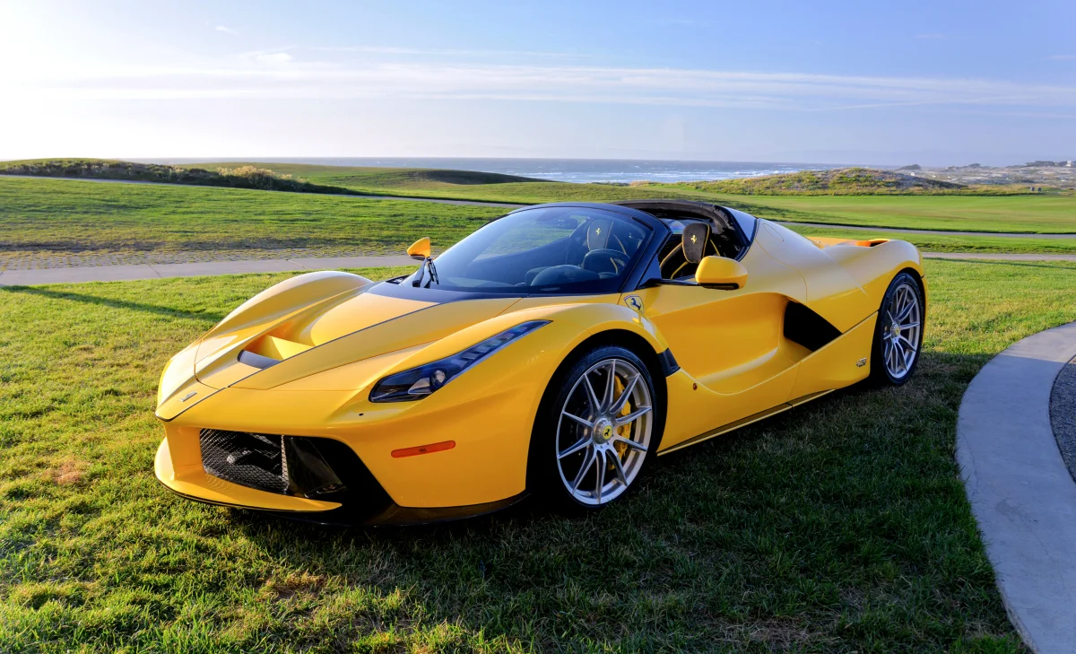 Жовтий Ferrari LaFerrari Aperta на тлі зеленого поля