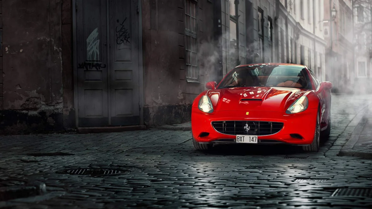 Ferrari California на мостовой старого европейского города