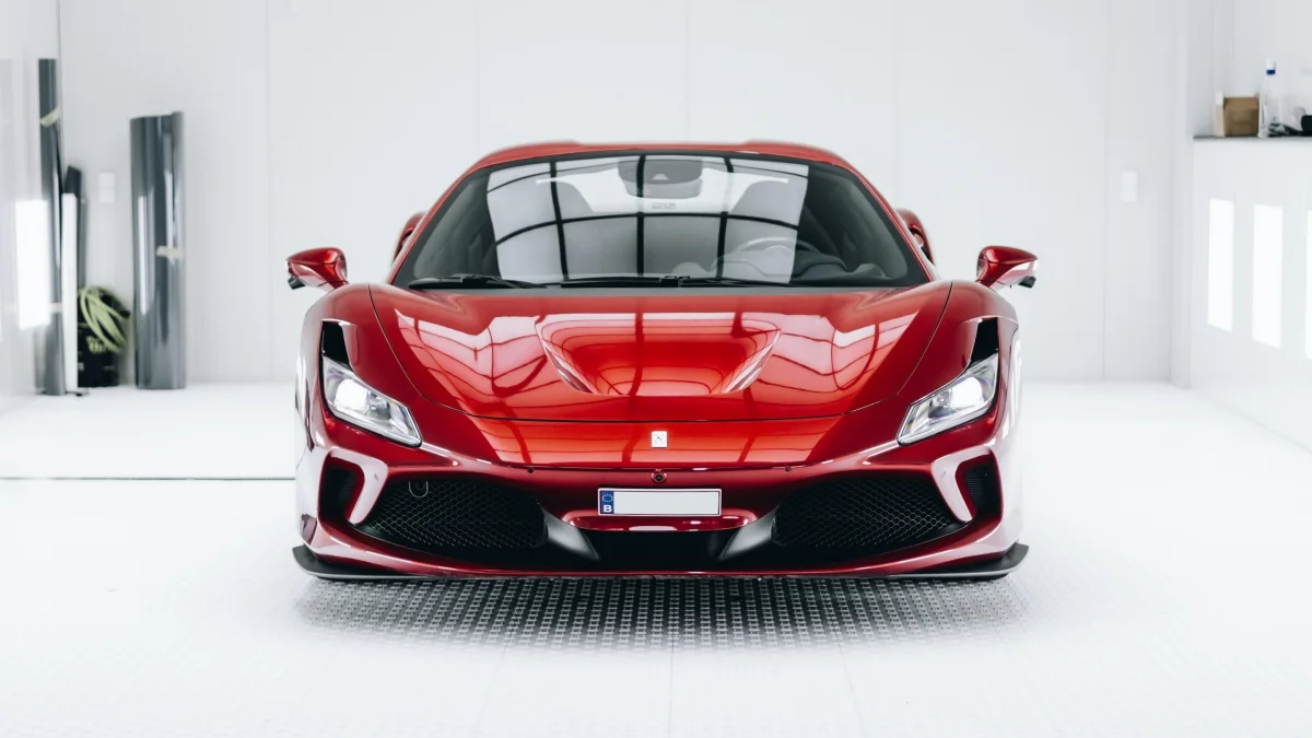красная ferrari f8 tributo в стерильном пространстве студии, ferrari f8 tributo, ferrari, машины, автомобили, спорткары, суперкары, гиперкары, фары, феррари, авто