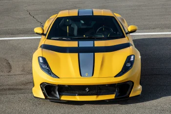 желтый ferrari 812 competizione на гоночном треке, ferrari 812 competizione, ferrari, машины, автомобили, спорткары, суперкары, гиперкары, фары, феррари, авто