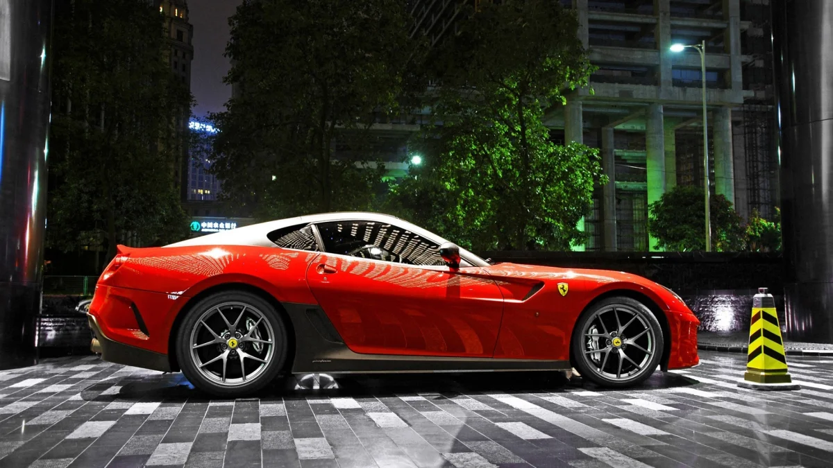 красный ferrari 599 gto на фоне ночного города, ferrari 599 gto, ferrari, города, город, диски, колеса, машины, автомобили, ночные огни, огни, фонари, подсветка, ночь, спорткары, улицы, феррари, авто