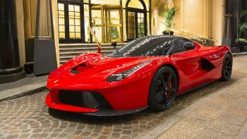 Ferrari LaFerrari біля входу в готель