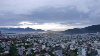 Панорамный вид на Дананг и горы во Вьетнаме