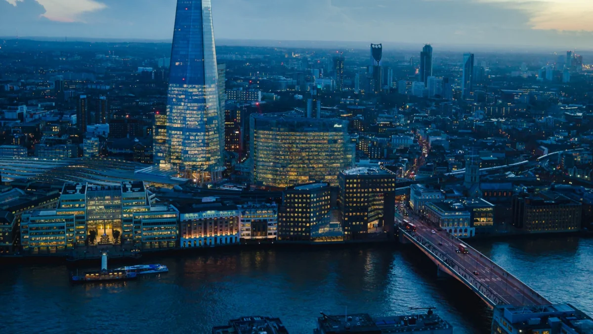 Вогні вечірнього Лондона з хмарочосом The Shard