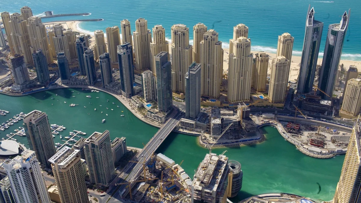 Сонячний краєвид на хмарочоси Dubai Marina в Дубаї