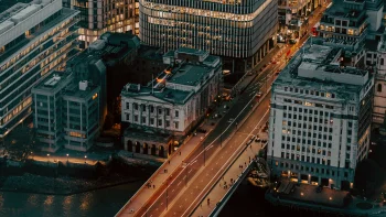 лондонский мост и фишмонжерс-холл в великобритании, лондонский мост, великобритания, англия, города, город, городской пейзаж, городские пейзажи, городские виды, дороги, пути, трассы, шоссе, магистрали, автострады, проспекты, проезды, лондон, небоскребы, улицы, архитектура, мир