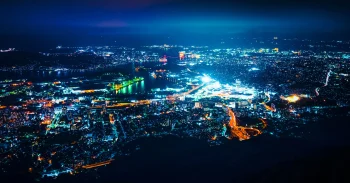 огни города китакюсю в японии, китакюсю, япония, города, город, городской пейзаж, городские пейзажи, городские виды, дороги, пути, трассы, шоссе, магистрали, автострады, проспекты, проезды, ночной город, ночные огни, огни, фонари, подсветка, ночь, архитектура, мир