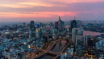 західне небо над хмарочосами хошиміна та вежею bitexco, bitexco financial tower, хошимін, в'єтнам, вечір, вечори, сутінки, дороги, шляхи, траси, шосе, магістралі, автостради, проспекти, проїзди, захід сонця, міста, місто, міський пейзаж, міські пейзажі, міські краєвиди, мости, небо, річки, канали, струмки, сучасна архітектура, хмарочоси, архітектура, світ