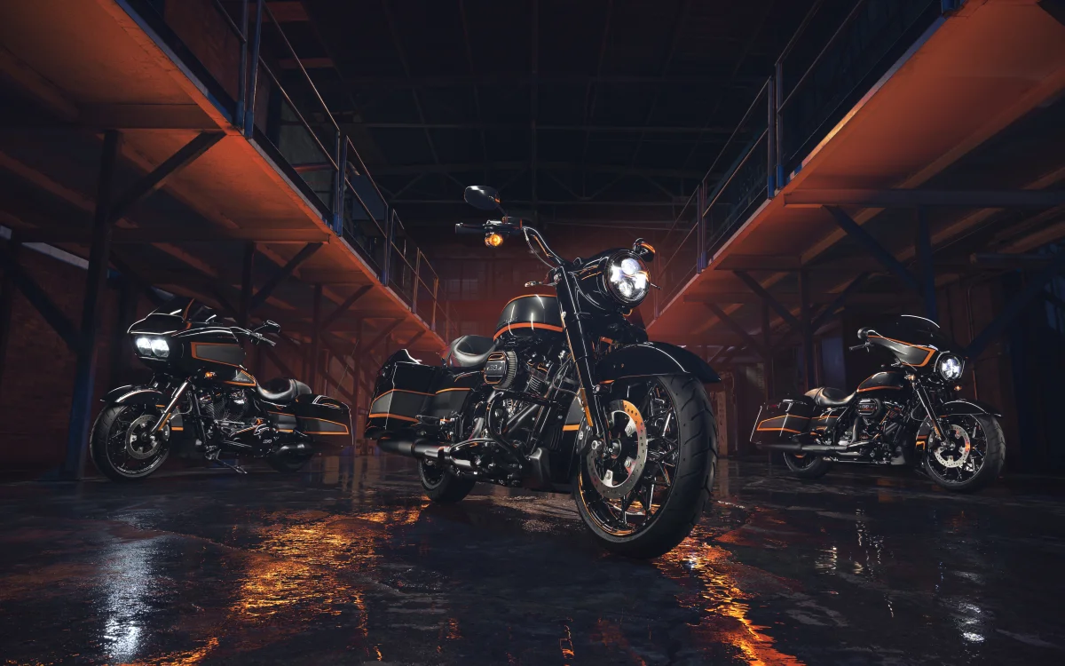 Harley-Davidson у світлі прожекторів промислового ангара