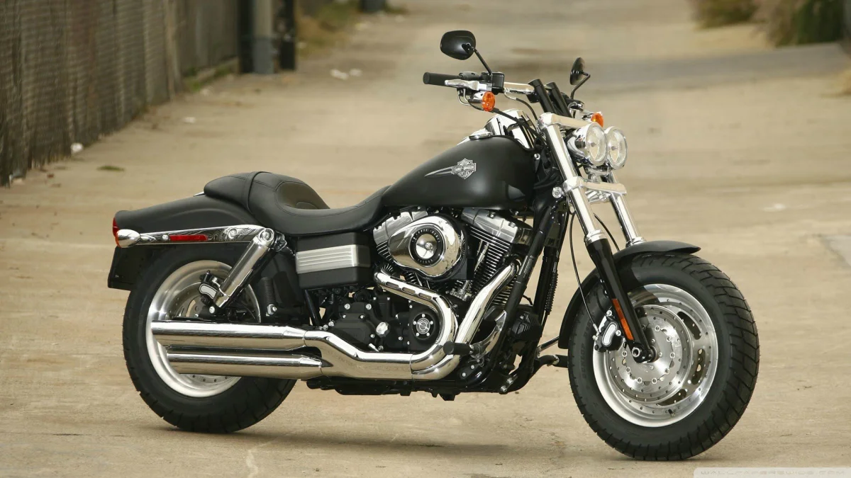 Матовий Harley-Davidson Fat Bob на порожній міській вулиці