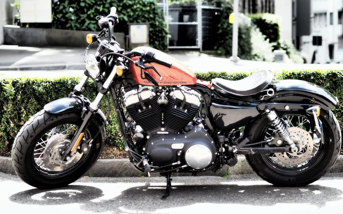 Мотоцикл Harley-Davidson Forty-Eight на міській вулиці