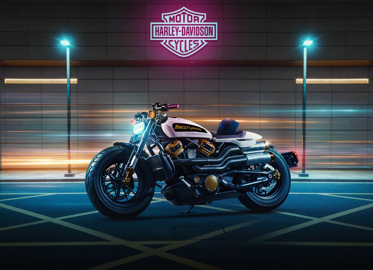 Мотоцикл Harley-Davidson Sportster S під неоновим світлом