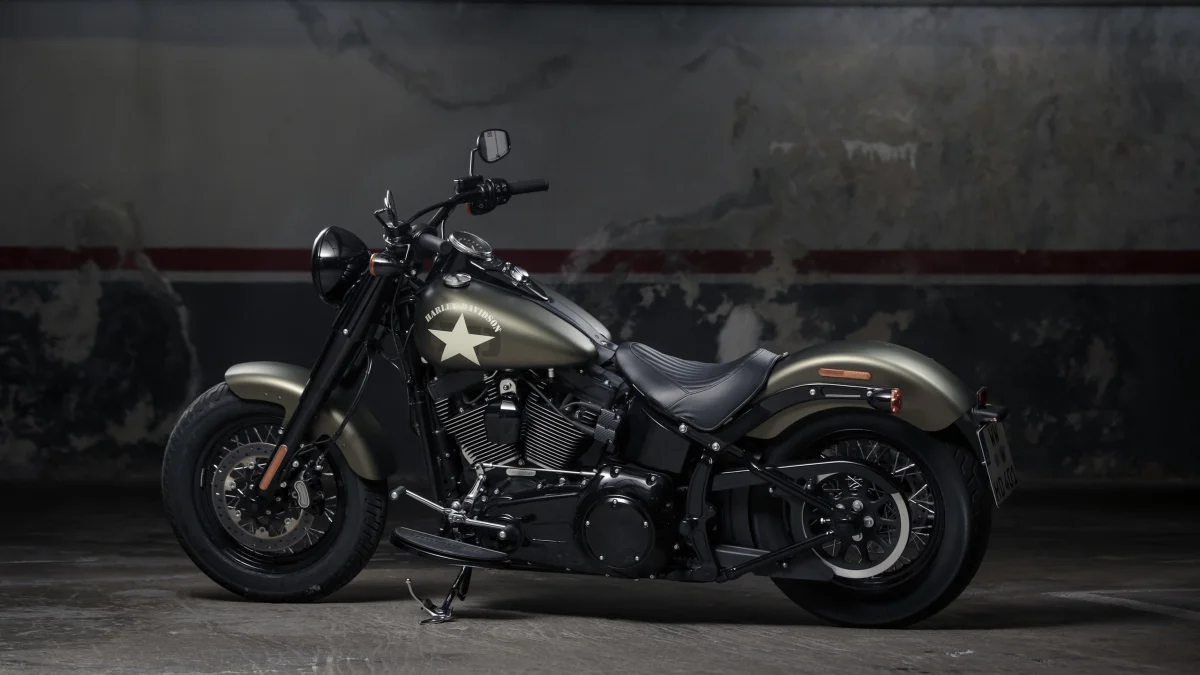 Мотоцикл Harley-Davidson Softail Slim у стилі «мілітарі»