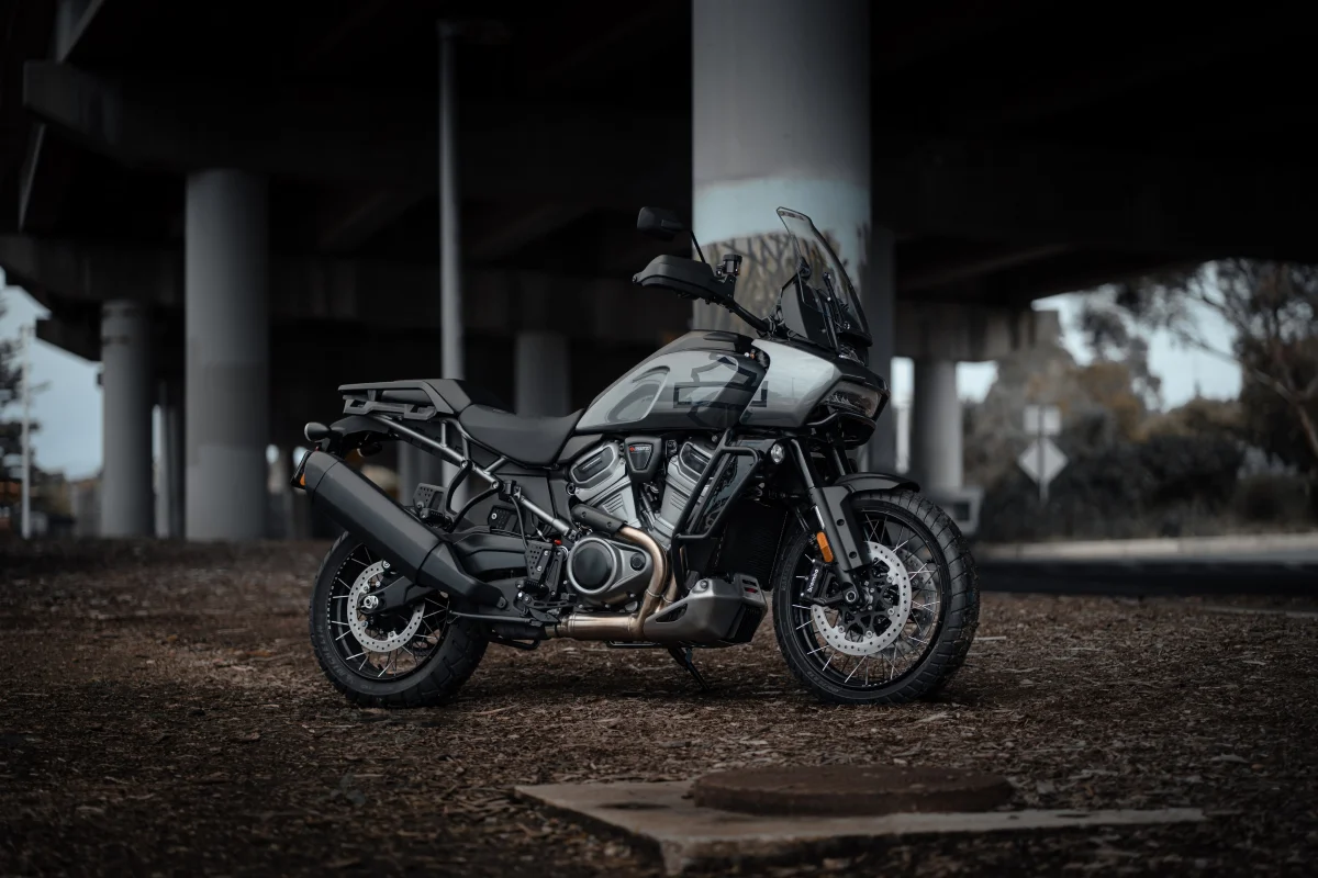 Мотоцикл Harley-Davidson Pan America під бетонним шляхопроводом