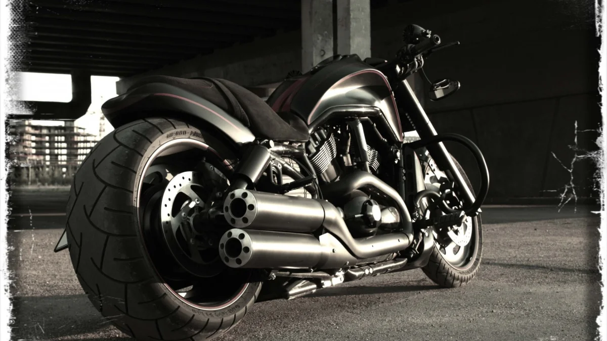 Чорний Harley-Davidson V-Rod у тіні бетонного мосту