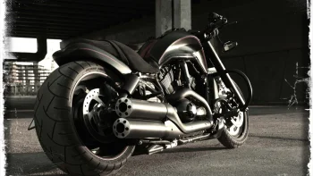 Чорний Harley-Davidson V-Rod у тіні бетонного мосту