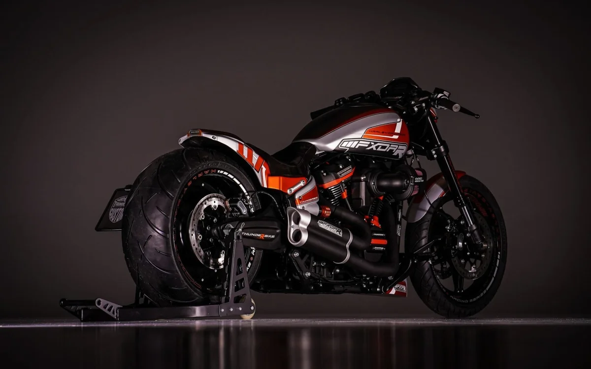 Мотоцикл Harley-Davidson FXDR у студійному освітленні