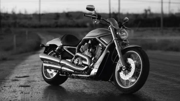 Мотоцикл Harley-Davidson V-Rod на пустой дороге