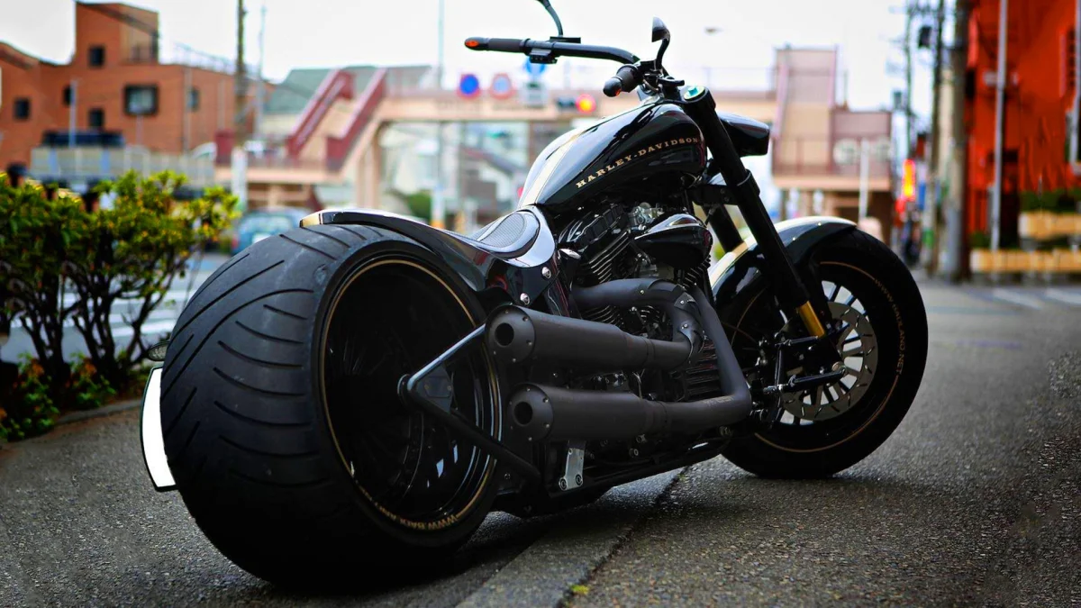 Чорний кастомний мотоцикл Harley-Davidson на міській вулиці
