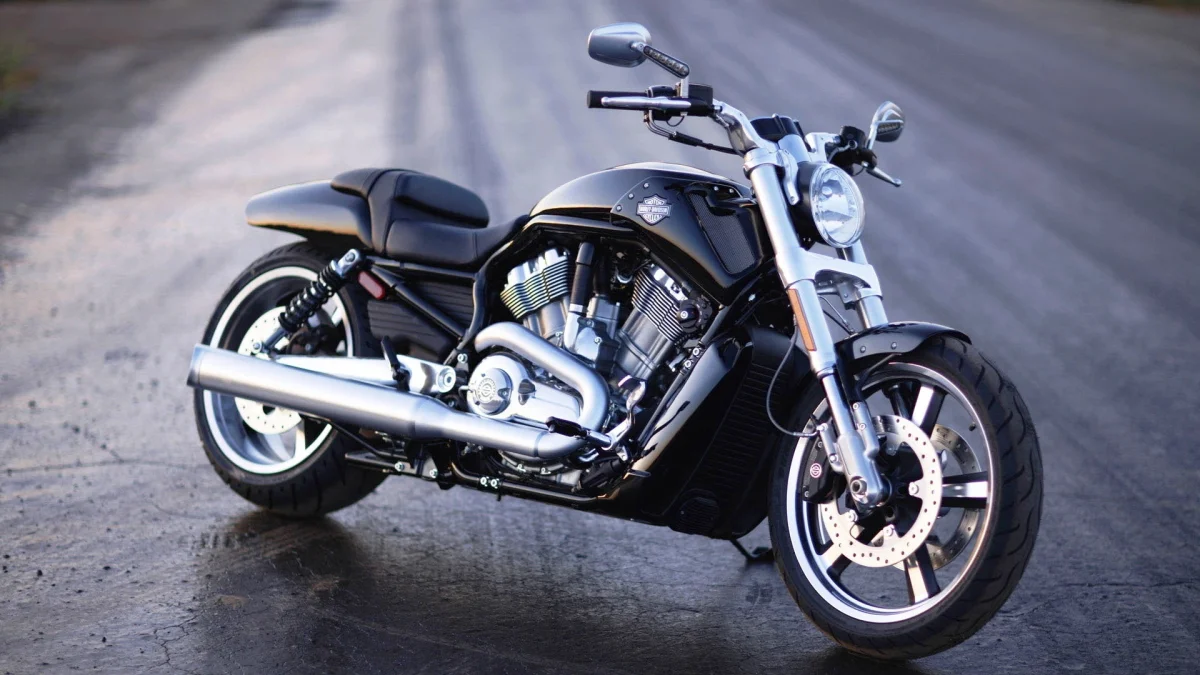 Чорний мотоцикл Harley-Davidson V-Rod на асфальті