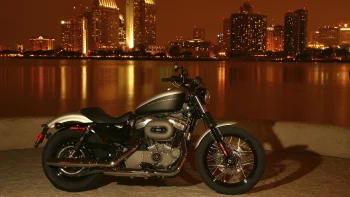 Мотоцикл Harley-Davidson на тлі вогнів нічного Сан-Дієго