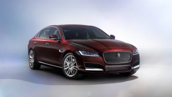 Бордовый Jaguar XF в студийном свете