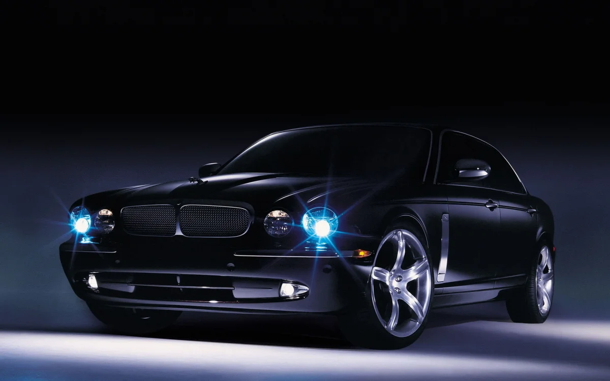 Черный Jaguar XJ с горящими фарами