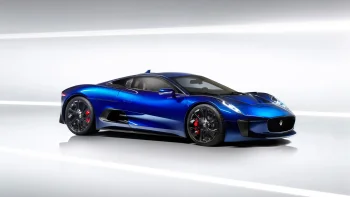 Синій Jaguar C-X75 у яскравому світлі студійного фону