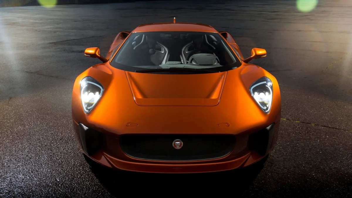 Оранжевый Jaguar C-X75 на мокром асфальте