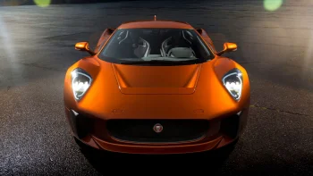 Оранжевый Jaguar C-X75 на мокром асфальте