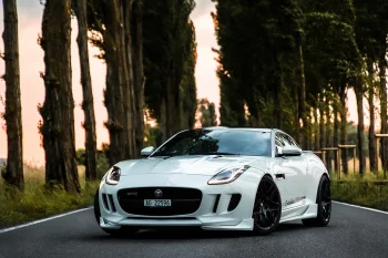 Белый Jaguar F-Type на пустой дороге