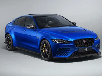 Синій Jaguar XE SV Project 8 у студійному освітленні