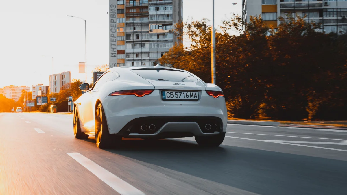 Білий Jaguar F-Type на міських вулицях
