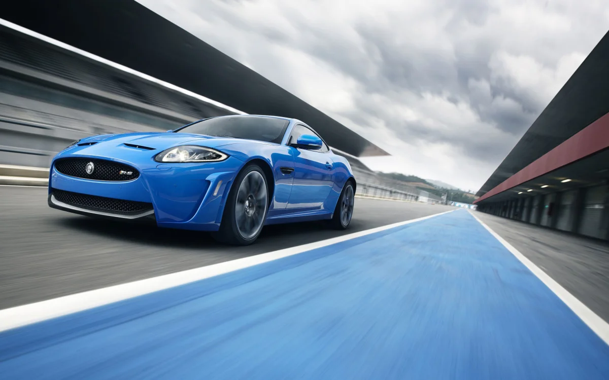 Синий Jaguar XKR-S на гоночном треке