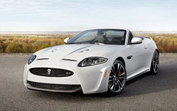 Белоснежный Jaguar XKR-S Convertible на фоне осеннего пейзажа