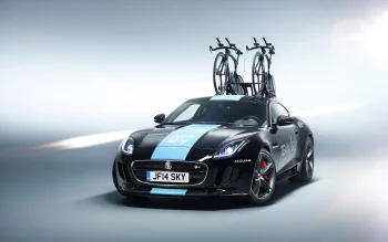 Чорний Jaguar F-Type з велосипедами Team Sky на даху