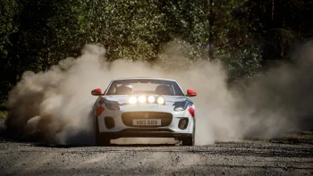 Jaguar F-Type Rally на лісовій гравійній дорозі в хмарі пилу