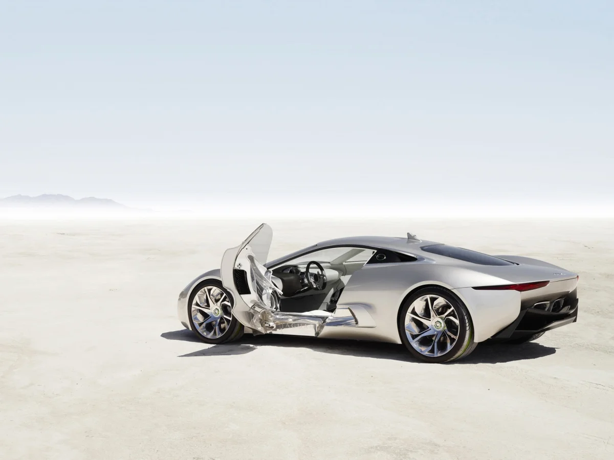 Сріблястий Jaguar C-X75 на тлі безкрайньої соляної пустелі