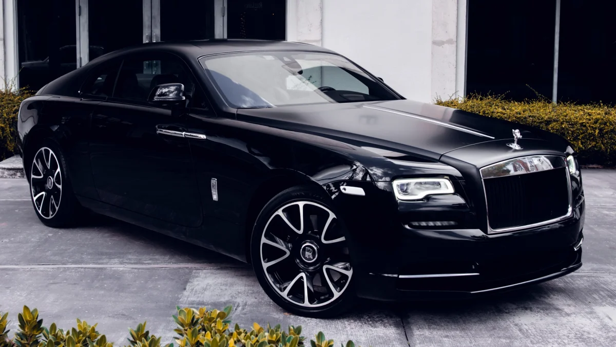 Черный Rolls-Royce Wraith на парковке у здания