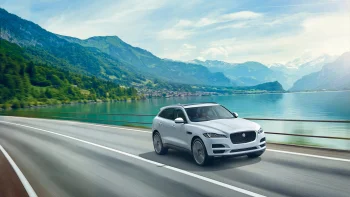 Белый Jaguar F-Type на фоне альпийского озера